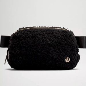 Lululemon Everywhere Fleece Belt bag black with gold hardware